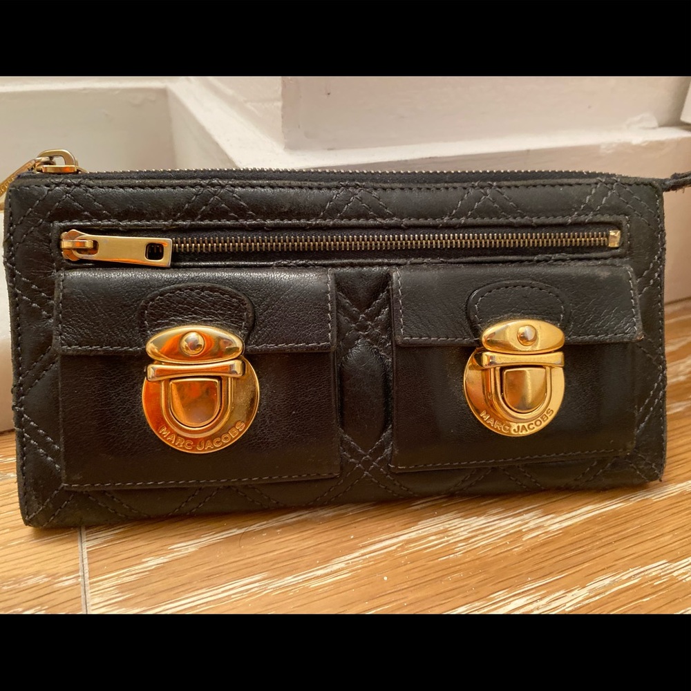 Marc Jacobs zip clutch wallet (authentic)